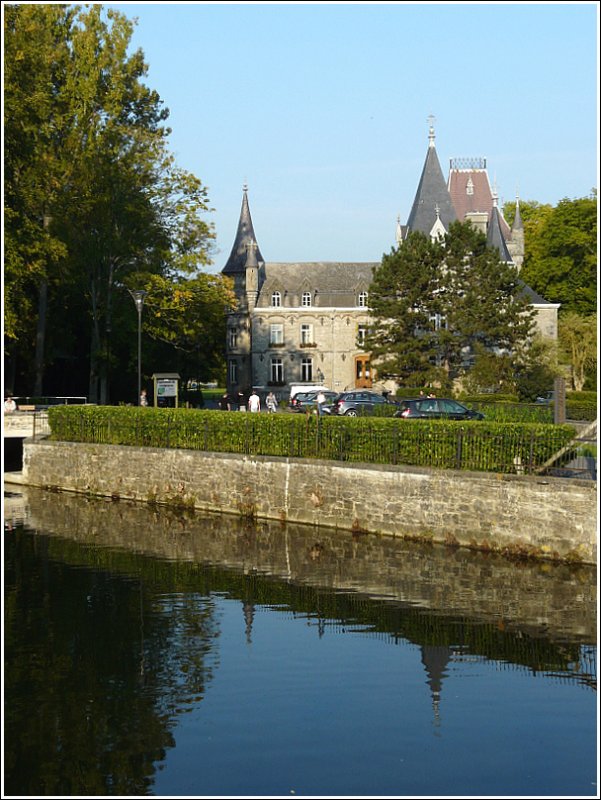 Das Schloss der Familie Licot in Nismes war frher ein Zisterzienserkloster und beherbergt heute die Gemeindeverwaltung von Viroinval. 28.09.08 (Jeanny)