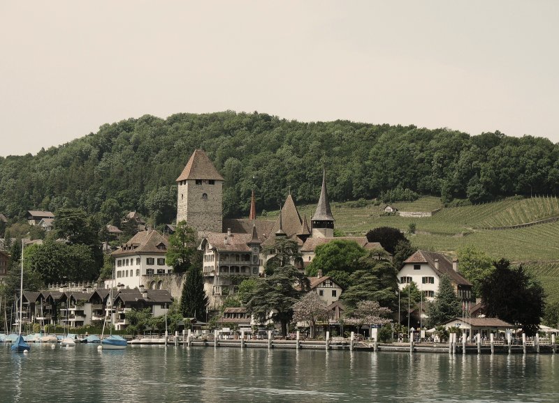 Das Schloss von Spiez am Thunersee.
(27.05.2008)