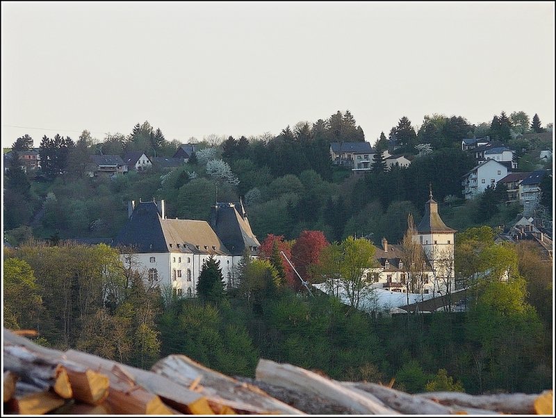 Das Schloss von Wiltz leuchtet im letzten Abendlicht des 19.04.09. (Jeanny)