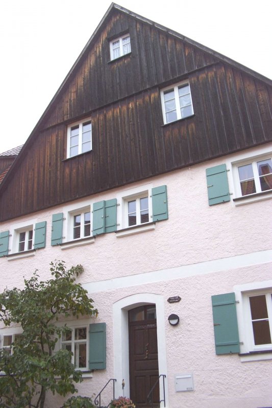 Das ist seit 1984 unser Wohnhaus ( Baujahr 1554 ) am Vorderen Spitzenberg 23 in Feuchtwangen. Steht unter Denkmalschutz. Hat als Rckwand die Stadtmauer und dahinter einen Garten von 300 qm. 