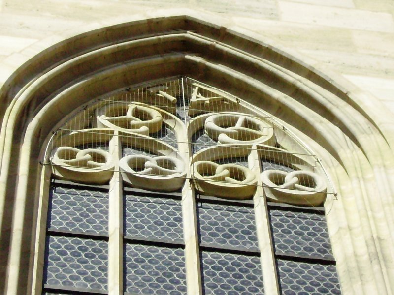 Das sogenannte Brezenfenster am Münster in Dinkelsbühl, gestiftet vor über 500 Jahren von der hiesigen Bäckerinnung.