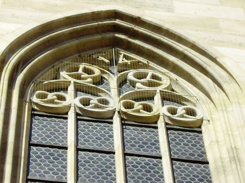 Das sogenannte Brezenfenster am Mnster in Dinkelsbhl, gestiftet vor ber 500 Jahren von der hiesigen Bckerinnung.