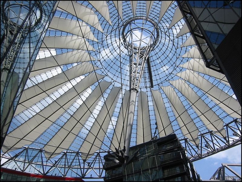 Das Sony Center am Potsdamer Platz in Berlin, aufgenommen im Juli 2005. Im Bild eine Detailaufnahme der Dachkonstruktion ber dem Forum, das von diversen Veranstaltungen auch zur Fuball-WM 2006 her bekannt ist.