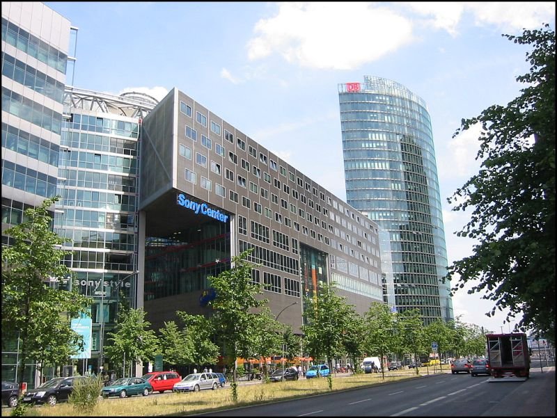 Das Sony Center mit dem BahnTower am Potsdamer Platz in Berlin, aufgenommen im Juli 2005. Der Komplex stammt vom dem Architekten Helmut Jahn.