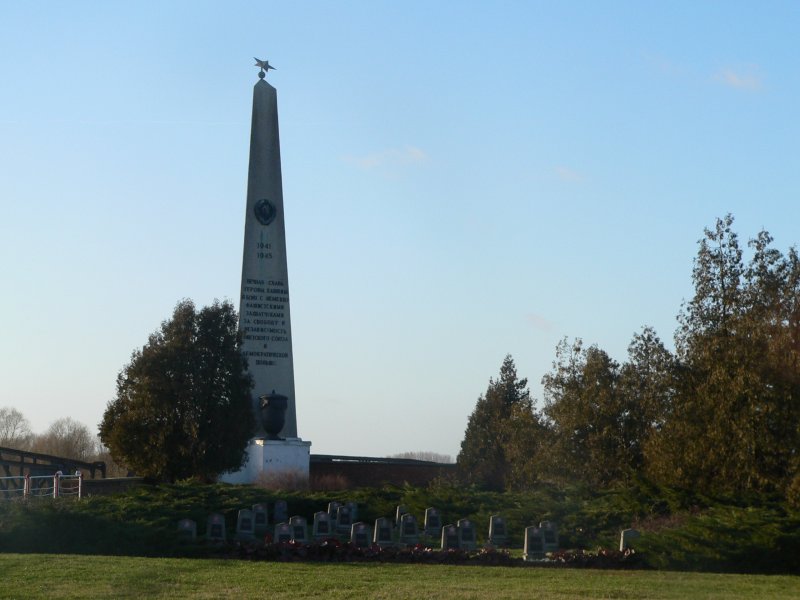 Das sowjetische Ehrenmal mit dem Soldatenfriedhof. 3.2.2007