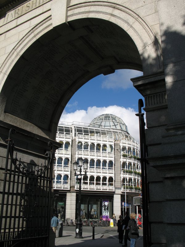 Das St. Stephen's Green Shopping Centre nennen die Dubliner spttisch Mississippidampfer.
(September 2007)