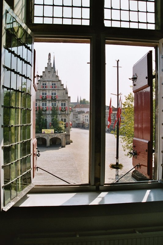 Das Stadthaus von Gouda durch ein Fenster gesehen.
Juli 2003.