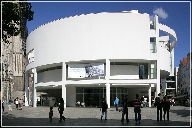 Das Stadthaus Ulm wurde in der typischen  weien  Architektursprache des amerikanischen Architekten Richhard Meier geplant und 1987 fertiggestellt. 23.6.2007 (Matthias)