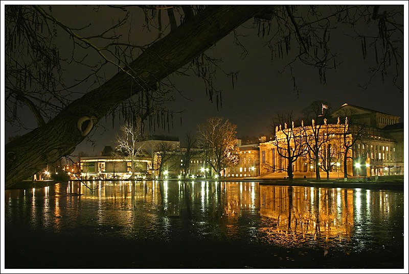 Das Stuttgarter Staatstheater am Eckensee mit dem Kleinen Haus (links) und dem Groen Haus (rechts). 30.12.2006 (Matthias)