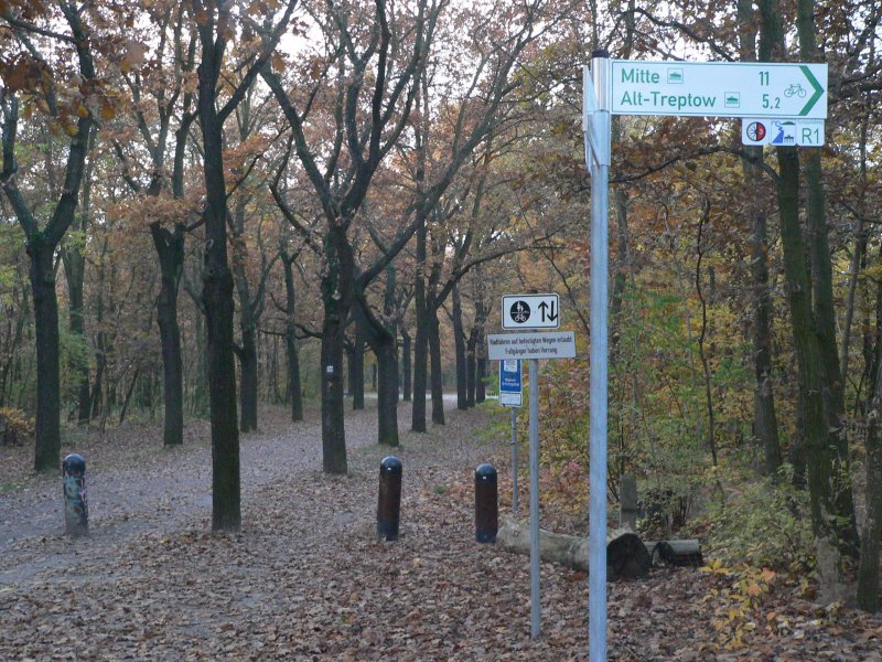 Das Tangentialrouten- und Radialroutennetz in Berlin erhht den Komfort und sogar die Sicherheit von Radfahrern erheblich. Nicht selten fahren diese nmlich, wie sie es vom Autofahren gewhnt sind - entlang groer Hauptstraen. Meist gibt es dort Radwege, nur leider sind diese meist Unfallschwerpunkte. Nicht die Nutzung von Radwegen oder das Tragen von Schutz- und Funktionskleidung bringt den hchsten Sicherheitsgewinn, sondern die Wahl geeigneter Wege! Das unscheinbare und  billige  Konzept des Berliner Senates ist also in meinen Augen die zweitbeste Fahrradpolitik, die man machen kann. Die beste Politik ist zwar in der STVO seit 1998 vorgesehen, aber dennoch utopisch: Straen nur fr Radfahrer. Berlin Wuhlheide, 1.11.2009 Nhere Informationen zum Routennetz gibt es hier: http://www.stadtentwicklung.berlin.de/verkehr/radverkehrsanlagen/