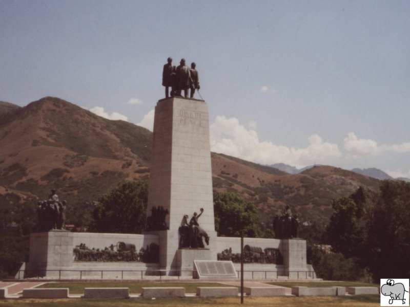 Das  This is the Place  Memorial auf einen Hgel in Salt Lake City. Nach der langen Reise aus den Osten, auf der Suche nach einer neuen Heimat fr die Mitglieder der Kirche Jesu Christi der Heiligen der Letzten Tage, oder kurz Mormonen genannt, soll der Legende nach der Mormonen-Fhrer Brigham Young an diesem Platz das Tal des groen Salzsees erblickt haben und sofort gesagt haben  Das ist der Platz (This is the place) . So wurde an diesem Platz die Stadt Salt Lake City erbaut und um Sie herum der Mormonenstaat Utah gegrndet.