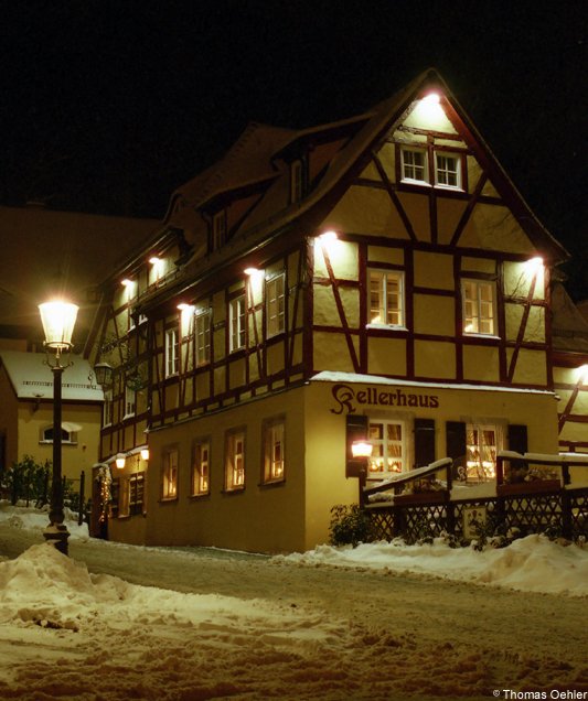 Das um die Mitte des 17.Jh. erbaute Kellerhaus am Fue des Schlossbergs ist eine beliebte Gaststtte in Chemnitz. Hier prsentiert es sich im weihnachtlichen Lichterglanz im Dezember 2005.