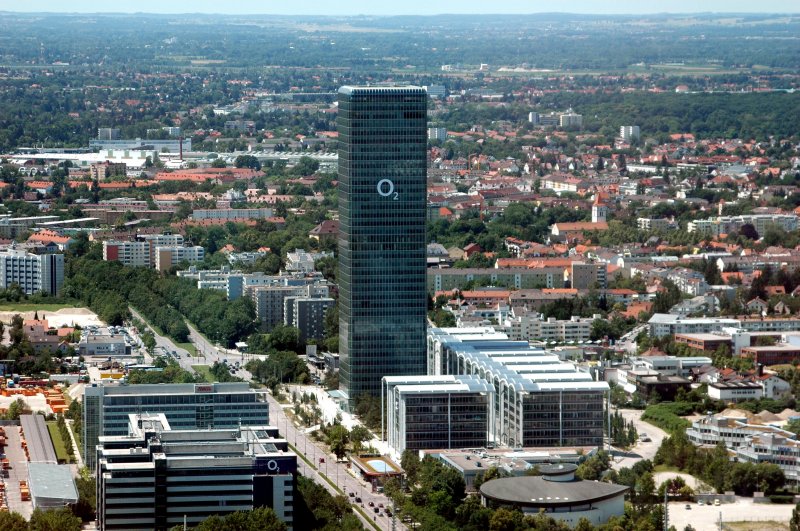 Das Uptown, im Volksmund auch Vierkantbolzen, ist mit 146m das hchtse Gebude der Stadt Mnchen, geplant vom Dsseldorfer Architekturbro Ingenhoven. Nach einem Brgerbegehren kurz nach der Fertigstellung 2004 drfen Hochhuser die Hhe der Frauenkirche (ca 100m) nicht berragen.