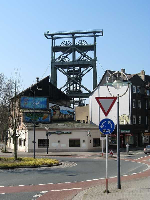 Das Wahrzeichen von Dortmund-Derne: Doppelbockgerst ber Schacht IV der frheren Zeche Gneisenau, erbaut 1933/34. Die Frderung endete 1985 (2. April 2009).