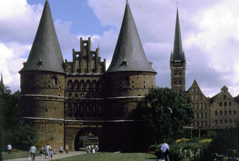 Das Wahrzeichen der Hansestadt Lbeck, das Holstentor.
Aufn. 1988