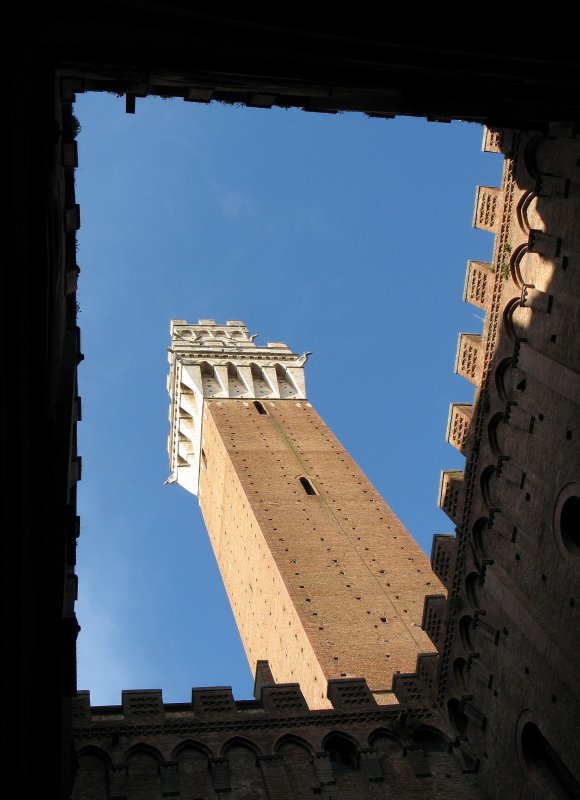 Das Wahrzeichen der Stadt Siena ragt 102 Meter in den Himmel.
(13.11.2007)