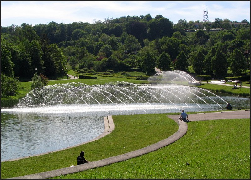 Das Wartberggelnde wurde zur Internationalen Gartenbauausstellung 1983 zur ffentlichen Parkanlage ausgebaut. Das Gelnde ist heute Teil des sogenannten  Grnen U , einer zusammenhngendenn u-frmigen Parklandschaft ausgehend von der Stuttgarter Innenstadt, ber den langezogenen Schlogarten, Rosensteinpark bis hinauf zum Killesberg. Man kann in Stuttgart als vom Schlopark ber mehrer Kilometer durch Park wandern bzw. Radfahren, ohne eine Strae ebenerdig queren zu mssen. Die kreuzende Straen und Bahntrassen werden meist mittels filigraner Stege berbrckt. Im Hintergrund rechts der Aussichtsturm auf dem Killesberg. 26.05.2005