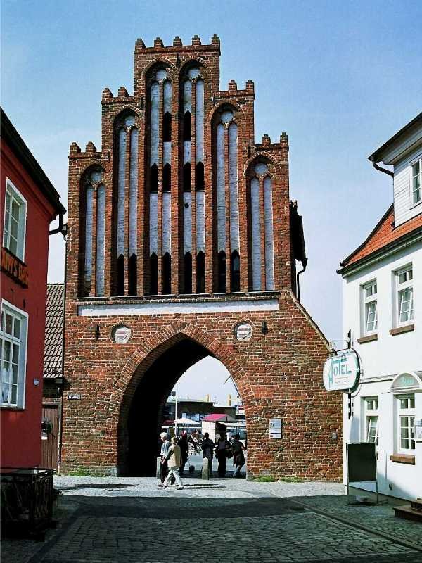 Das Wassertor, Wismars Ausgang zum Hafen (September 2003)