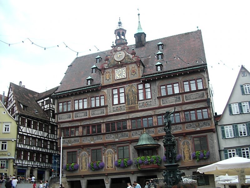 das wunderschöne Rathaus von Tübingen geschossen wurde es vom Marktplatz aus.