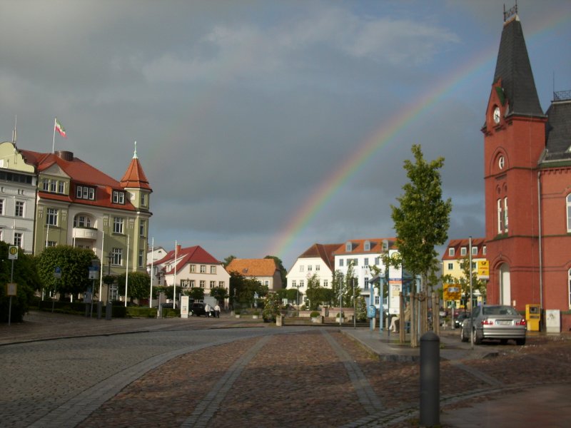 Das Zentrum von Bergen/Rgen.Links das Rathaus,in der Mitte der Markt und Rechts das alte Postgebude was noch als Post genutzt wird.Zu meinen Glck erschien am 21.Juni 2009 noch ein Regenbogen ber der Stadt.