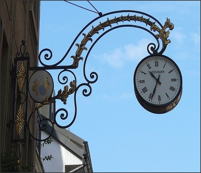 Dass hier ein Uhrmacher sein Geschäft hat, ist unschwer zu erkennen. Bild aufgenommen in Vevey am 02.02.08. (Jeanny)