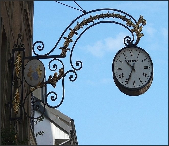 Dass hier ein Uhrmacher sein Geschft hat, ist unschwer zu erkennen. Bild aufgenommen in Vevey am 02.02.08. (Jeanny)