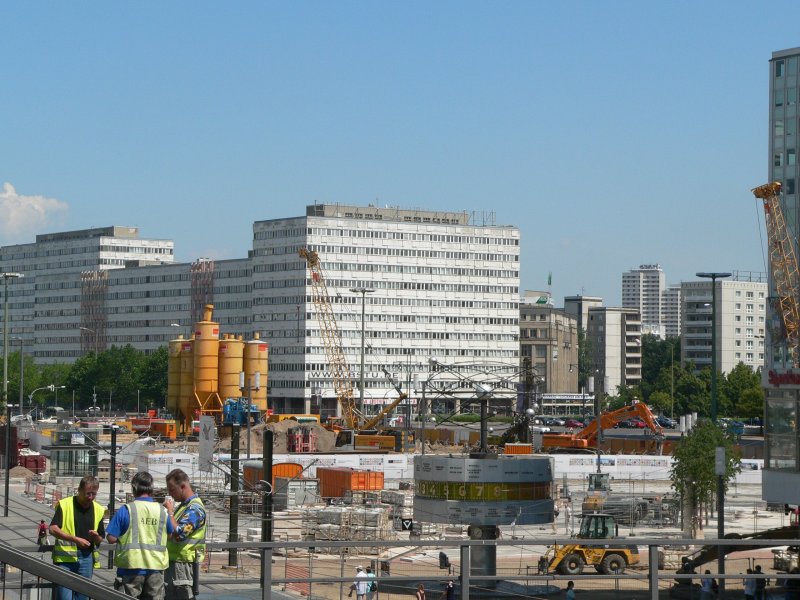 Dauerbaustelle Alexanderplatz, man kennt ihn gar nicht mehr anders. Vom Bahnhof aus gesehen. 10.6.2007