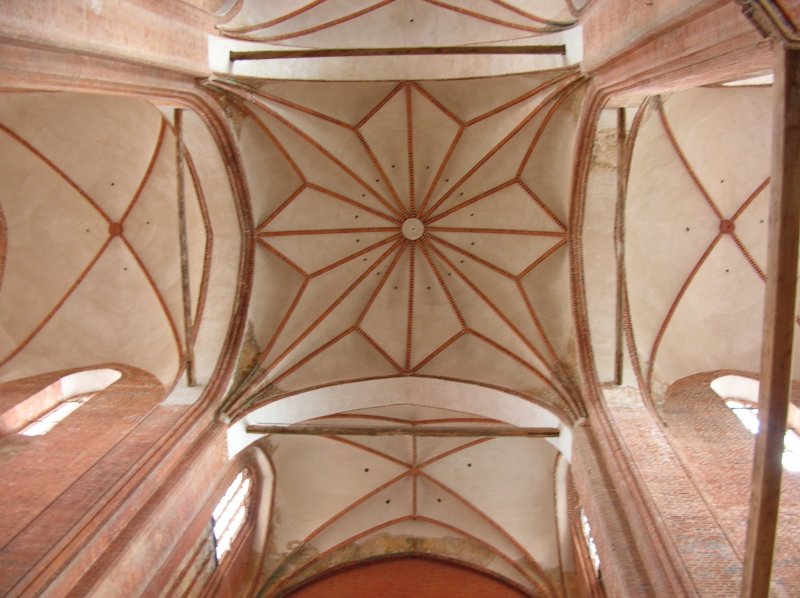 Deckengewlbe von St. Georgen in Wismar. Die Kirche soll 2010 fertiggestellt werden. Das Deckengewlbe hat ein Hhe von rund 35 Metern.

Aufgenommen im April 2007