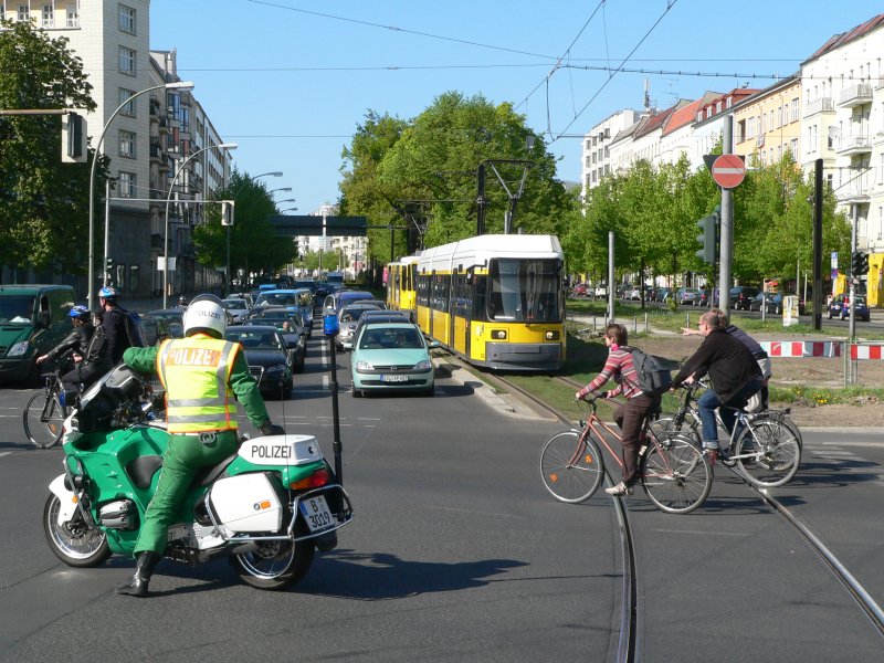 Demonstrationen in Berlin sorgen regelmig fr Stau, was oft fr wtende Leserbriefe in Zeitungen sorgt. 19.4.2009, Warschauer Strae Ecke Frankfurter Allee