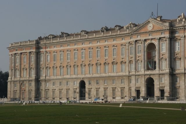 Den Bau des Palazzo Reale beauftrgte der Borbone Knig Karl IV. Der Palazzo sollte nach Vorbild der Residenz seines Urgrovaters Ludwig der XIV in Versailles erbaut werden. Nur noch grer, noch prchtiger. Zur Realisierung stand ihn mit Luigi Vanvitelli einer der fhigsten Architekte seine Zeit zur Verfgung. Nach dem Motto:  Geld spiel keine Rolle!  wurde 1752 mit dem Bau begonnen. 