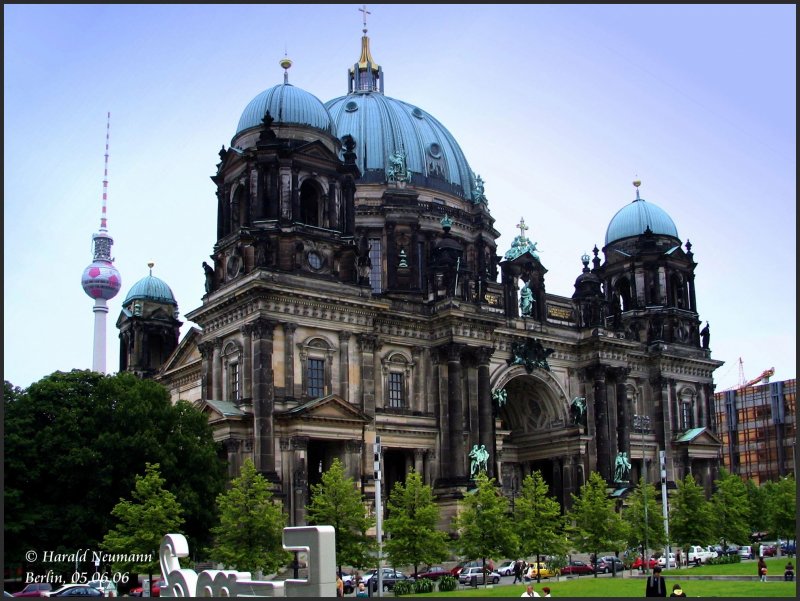 Den Berliner Dom auf der Museumsinsel hat Kaiser Wilhelm II. zwischen 1894 und 1905 erbauen lassen. Erst 1993 konnte er nach Zerstrung im 2.Weltkrieg wiedererffnet werden.