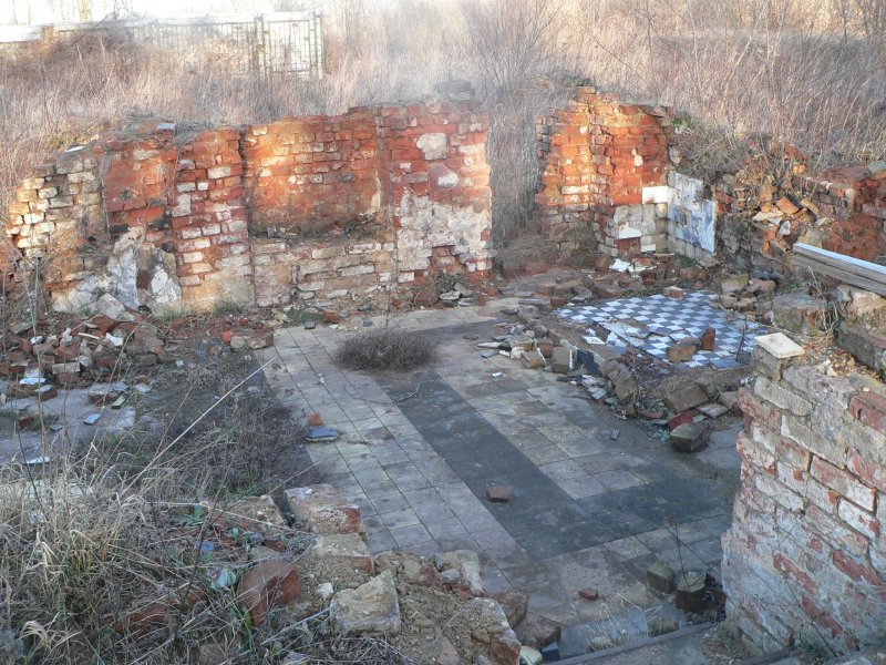 Den Grundriss und die Fliesen dieses zerstrten Hauses in der ehemaligen Altstadt kann man noch gut erahnen. 3.2.2007
P.S. Empfohlen sei bei einem Besuch von Kostrzyn auch der Basar (Bazar). Dort wird auf einem berdachten Gelnde reichlich Nahrung, Kleidung, sogar Arzneimittel und aktuelle Kinofilme (sicher nicht ganz legal), Alkoholika und Zigaretten angeboten. Der Markt ist an das deutsche Publikum angepasst, alle Hndler sprechen deutsch und bezahlt wird in Euro.