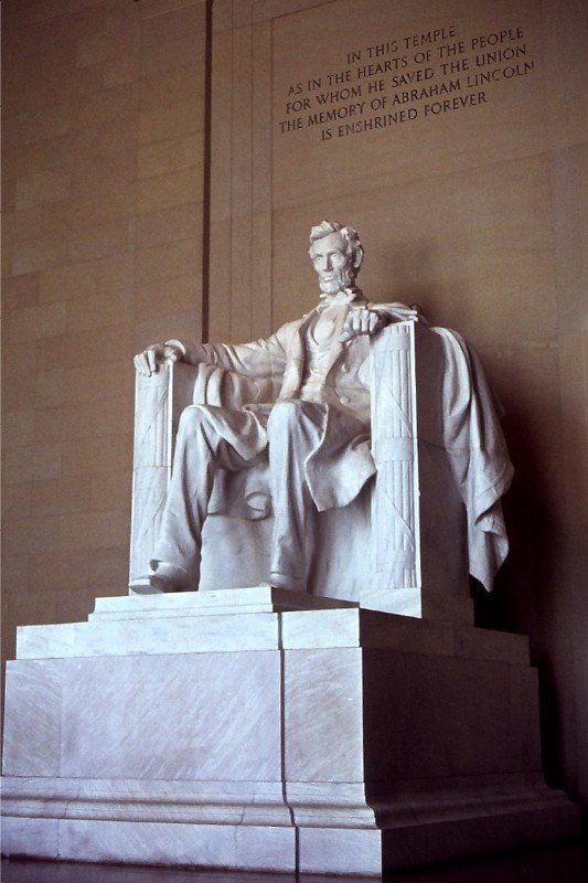 Denkmal Abraham Lincolns im Lincoln Memorial, Washington D.C. (10. September 1980). Der 16. Prsident der USA ist nach dem Vorbild der Gtterstatuen in antiken Tempeln wie auf einem Thron dargestellt und wird so zu einem Objekt geradezu kultischer Verehrung.
