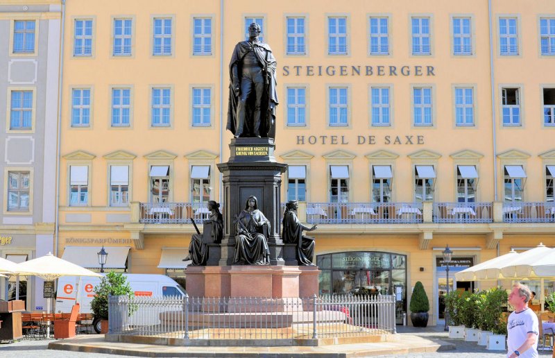 Denkmal von Friedrich August II - Knig von Sachsen - am Neumarkt in Dresden - 01.09.2009