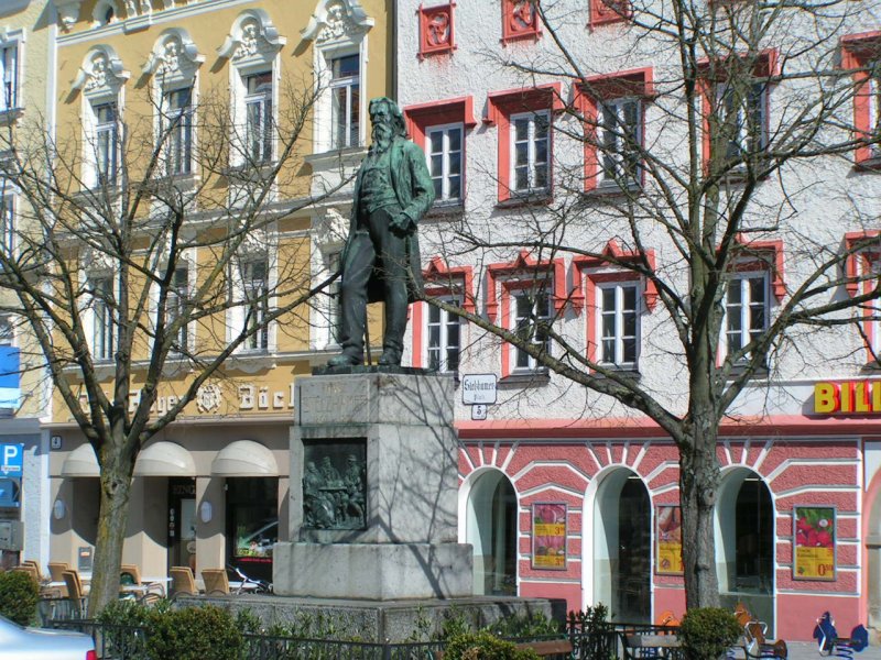 Denkmal fr den Mundartdichter Franz Stelzhamer, welcher Ried seine Heimatstadt nannte.
(Stelzhamer verfasste u.a. die O Landeshymne) 