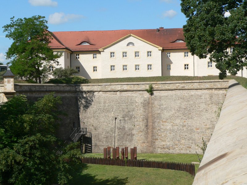 Denkmal fr den unbekannten Wehrmachtsdeserteur vor der Bastion Philipp. Hier wurden im zweiten Weltkrieg Deserteure erschossen. Das Denkmal fhrte, als es 1995 errichtet wurde, zu kontroversen Diskussionen, da Desertation von vielen als unehrenhaft und feige empfunden wird. Auch heute sind viele Bundeswehr-Kasernen noch nach  Helden  aus der Nazizeit benannt - ein solches Denken ist also scheinbar nicht auf Ewiggestrige beschrnkt. 17.6.2007