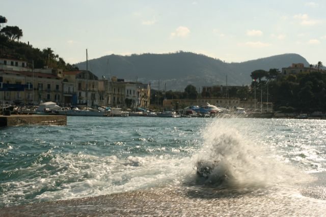 Der 09.02.2008 war ein windiger Tag am Golf di Napoli. So schlugen die Wellen auch ber die Kaimauer von Ischia Porto.