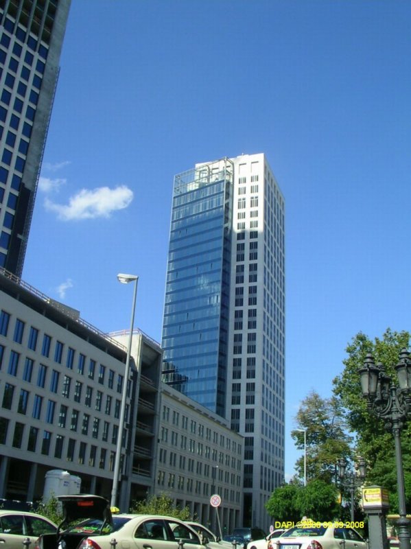 Der 115 Meter hohe Parktower. In direkter Nachbarschaft wird momentan der Opernturm gebaut. (teilweise im Bild zu sehen)