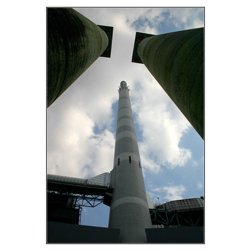 Der 182 Meter hohe Schornstein des Kraftwerk Mnsters wird auch als Sendeanlage fr den Rundfunk verwendet. Die im Bild sichtbaren Sulen wurden in der Hitlerzeit bei dem hier befindlichen Steinbruch bestellt, aber nie abgeholt. 1.4.2007 (Matthias)