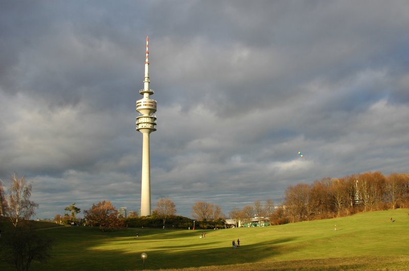 Der 290m hohe Olympiaturm. Im Vordergrund der bis zu 60m hohe Olympiaberg, aufgeschttet aus Abbruch des zerbombten Mnchens.