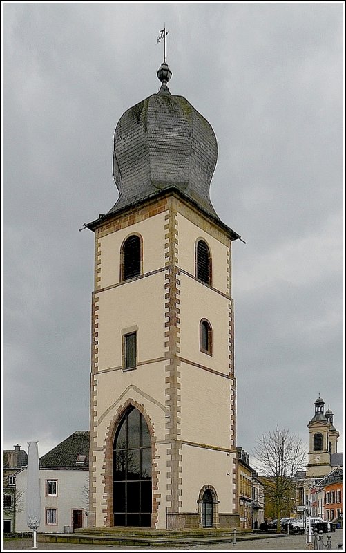 Der 35 Meter hohe Glockenturm gehrte zur alten Kirche von Mersch. Als diese wegen Einsturzgefahr abgerissen werden sollte, besuchte 1844 das damalige Knigspaar Wilhelm II, Knig der Niederlande und Groherzog von Luxemburg und seine Gattin Knigin Anna Palowna die Stadt Mersch. Der Zwiebelturm erinnerte die Knigin an ihre Heimat Russland und deshalb bat sie die Merscher Gemeindevertreter denselben nicht der Spitzhake zu opfern. Ihr Wunsch wurde erfllt und so blieb der Turm uns bis heute erhalten.
29.03.09 (Hans)