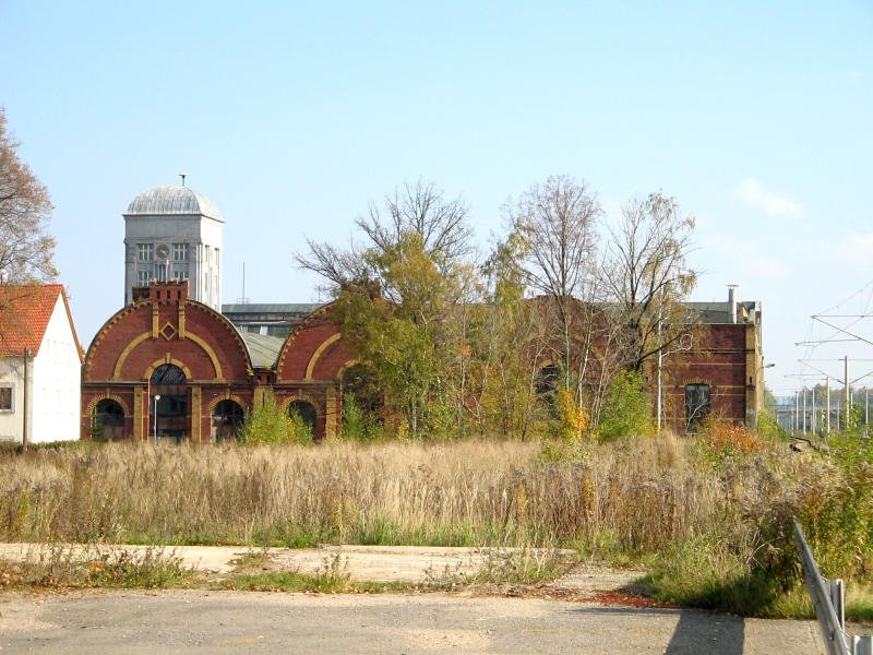 Der  8.Mai  vom Bahnhog Siegmar aus gesehen. Die Klinkerfassade mit den Rundbgen und der Uhrenturm sehen noch heute spitze aus. Der Schornstein wurde 1994 oder 95 gesprengt. 16.10.07