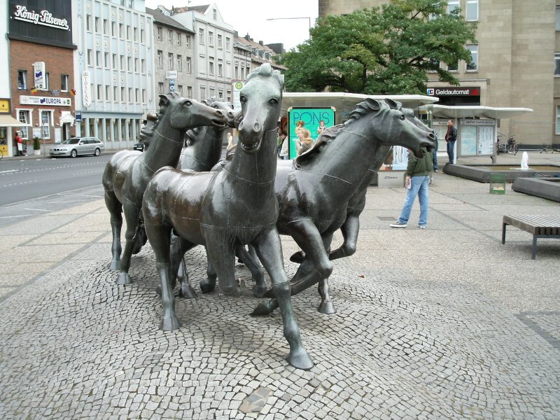 Der Aachener Bahnhofsvorplatz mit wilden Pferden.