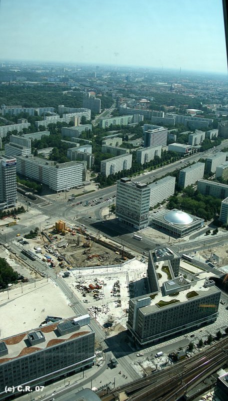 Der Alex von oben. Fotografiert vom Fernsehturm am Alex kann man die intensiven Bauvorhaben gut erkennen. Schn zu sehen ist die seltsame Form des Alexanderhauses. Das Gebude mit der Kuppel ist ein Konferenzsaal,daneben das Haus des Lehrers mit einem Band aus sozialistischen Malereien.