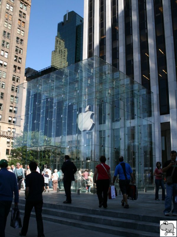 Der Apple Store in Manhatten. Von Außen ist nur ein gläserner Würfel zu sehen, der eigentliche Shop liegt unter der Erde. Aufgenommen am 18. September 2008.