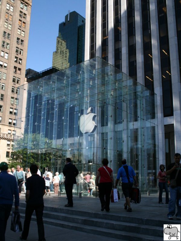 Der Apple Store in Manhatten. Von Auen ist nur ein glserner Wrfel zu sehen, der eigentliche Shop liegt unter der Erde. Aufgenommen am 18. September 2008.