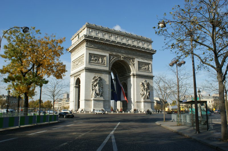 Der Arc de Triomphe. Napoleon wollte mit diesem Bauwerk seine Armee 1806 damit ehren, es wurde aber erst nach dreissig Jahren Bauzeit fertiggestellt.
(November 2008)
