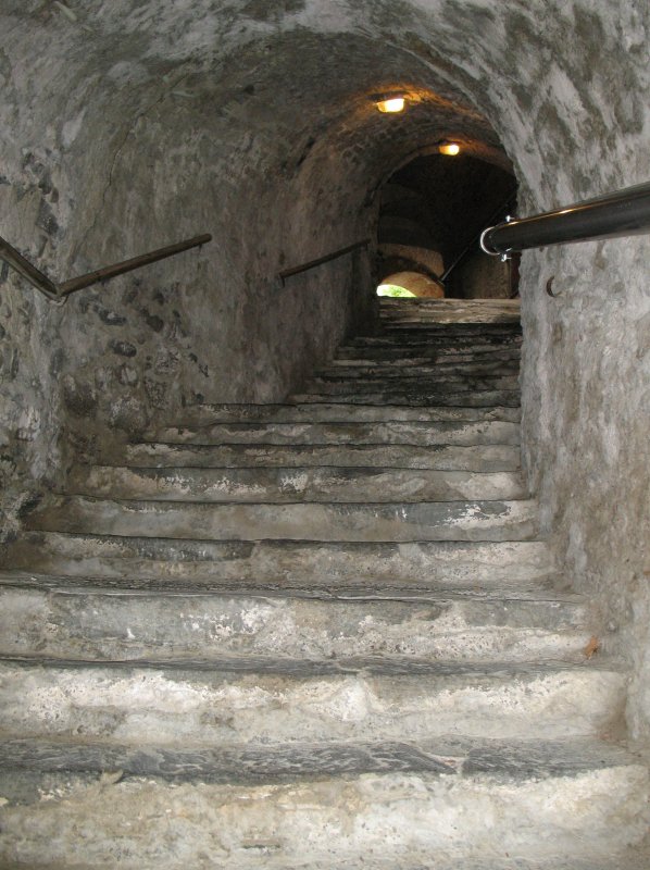Der Aufstieg von der Schiffsanlegestelle an der Donau zum Ortskern Drnstein fhrt durch diesen Tunnel.
(Mai 2008)