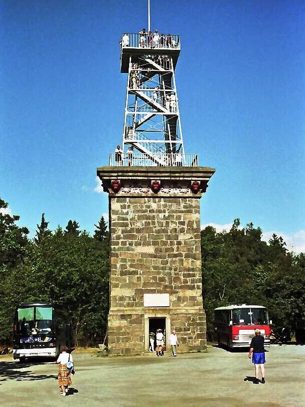 Der Aussichtsturm auf dem Rytterkngden im Wald von Almindingen, der hchste Punkt von Bornholm (Aug. 1997)