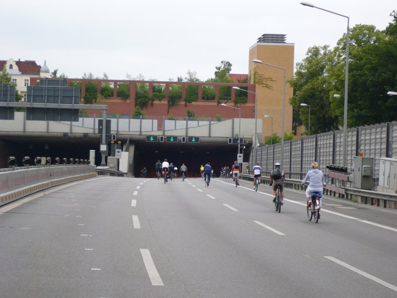 Der Autobahntunnel ist sicherlich der spannendste Abschnitt. Es geht bergab, und man hrt Fahrradklingeln, Pfiffe und laute Rufe. Empfehlenswert. 3.6.2007